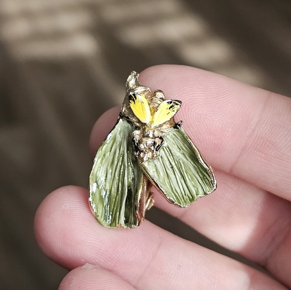 Hattie Carnegie Jewelry, Enamel Bees Earrings - Picture 4 of 5